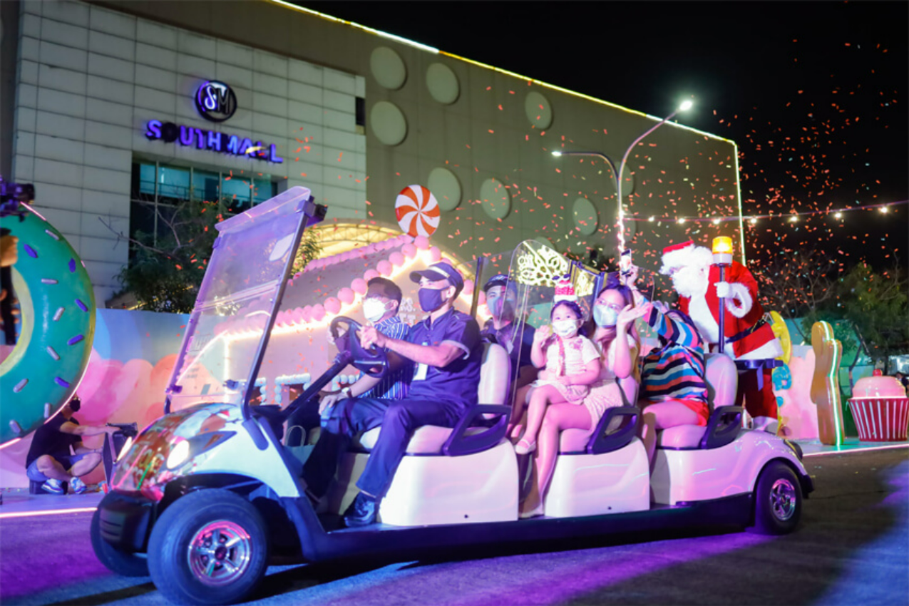 Simply present single or accumulated receipts worth Php 1,000 from any establishment at SM Southmall to ride the Christmas shuttle.