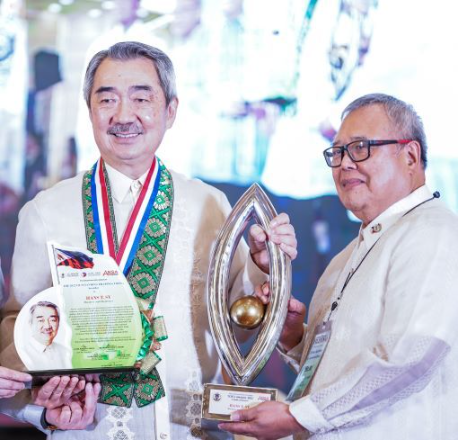 Mr. Hans T. Sy together with JCISP-TOFIL Foundation President Mr. Rogelio V. Garcia