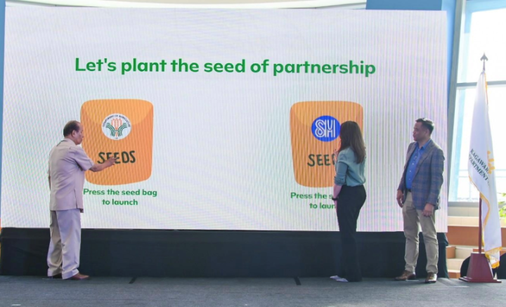 DA Senior Undersecretary Domingo Panganiban with SM Foundation and SM Supermalls Executives as they plant the seed of partnership