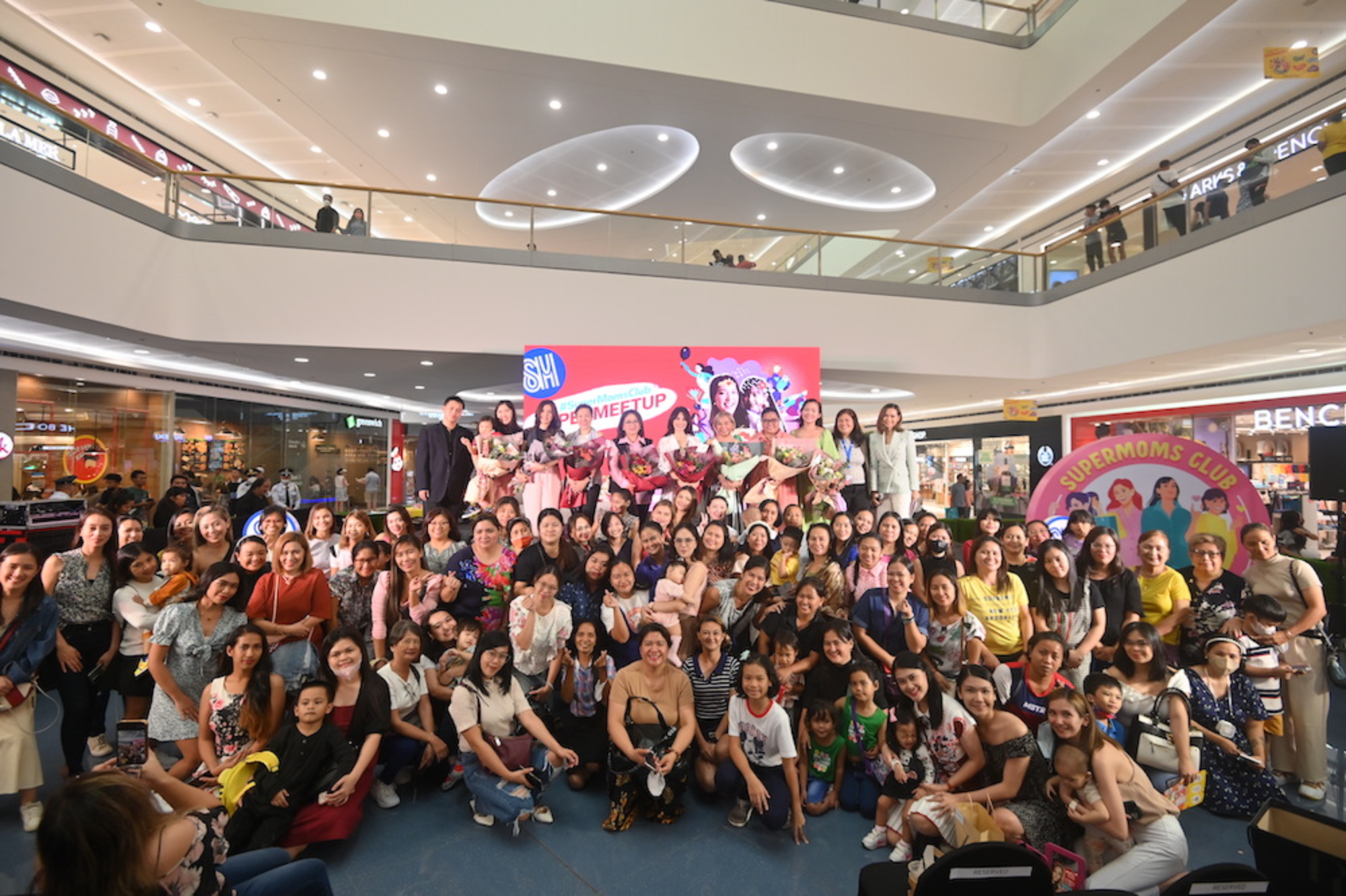 Moms pose for a group photo at SuperMoms Club Meetup in-mall event | SM Supermalls