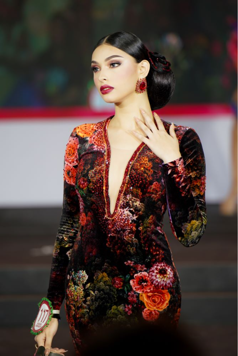 The_model_of_Masquerade_Evening_Party