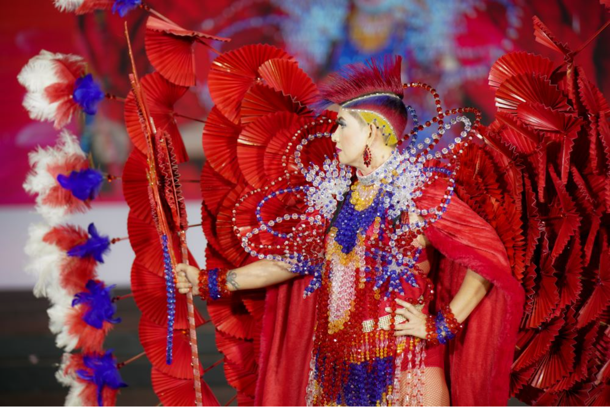 model_of_Unisex_Color_Styling_Champion