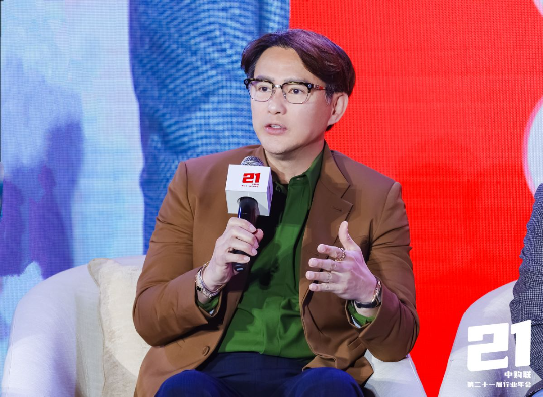 01_Sir_Steven_at_the_Panel_Discussion