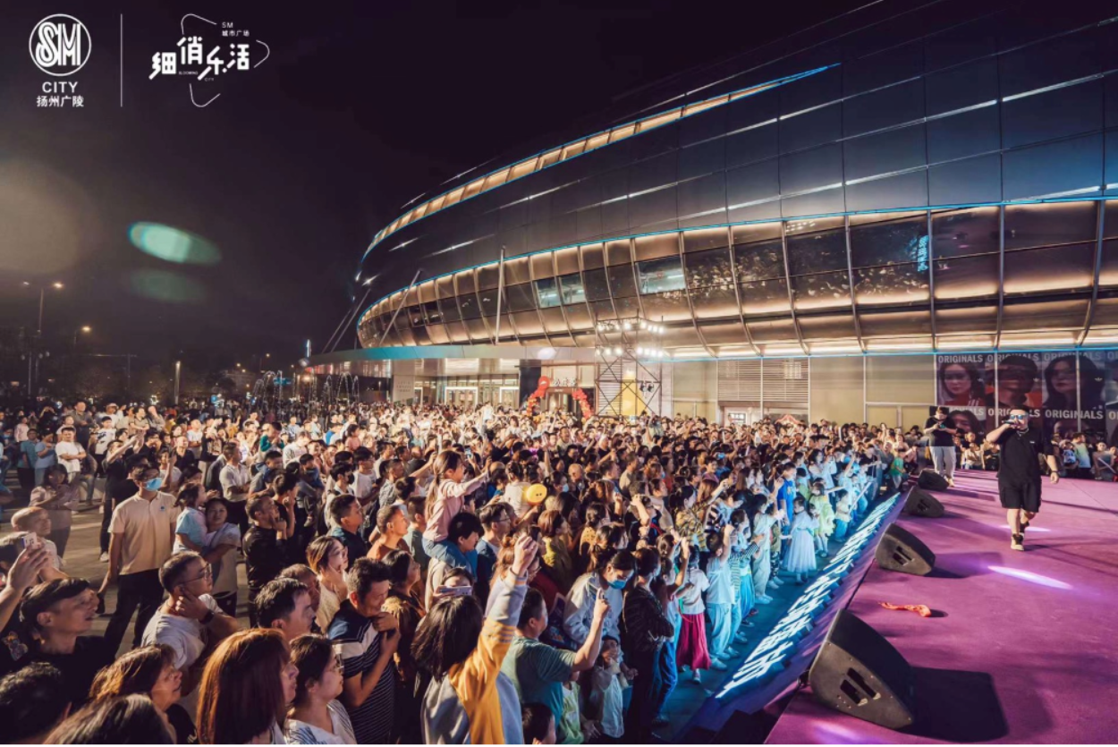 Locals_attend_a_music_festival_during_the_opening_of_SM_City_Yangzhou