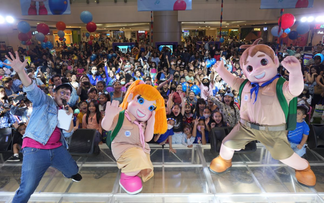 Event host Brenan Espartinez, SuperKid Sandie and SuperKid Max with kids and their parents during SuperKids 7th Anniversary Celebration | SM Supermalls