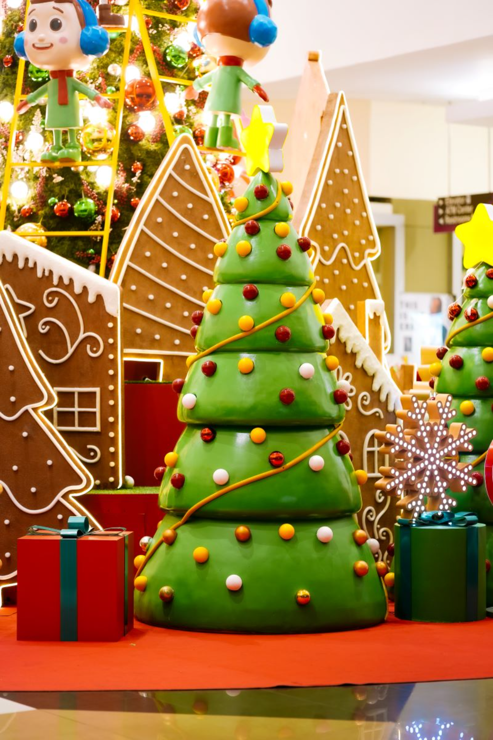 Christmas_tree_at_a_mall_centerpiece