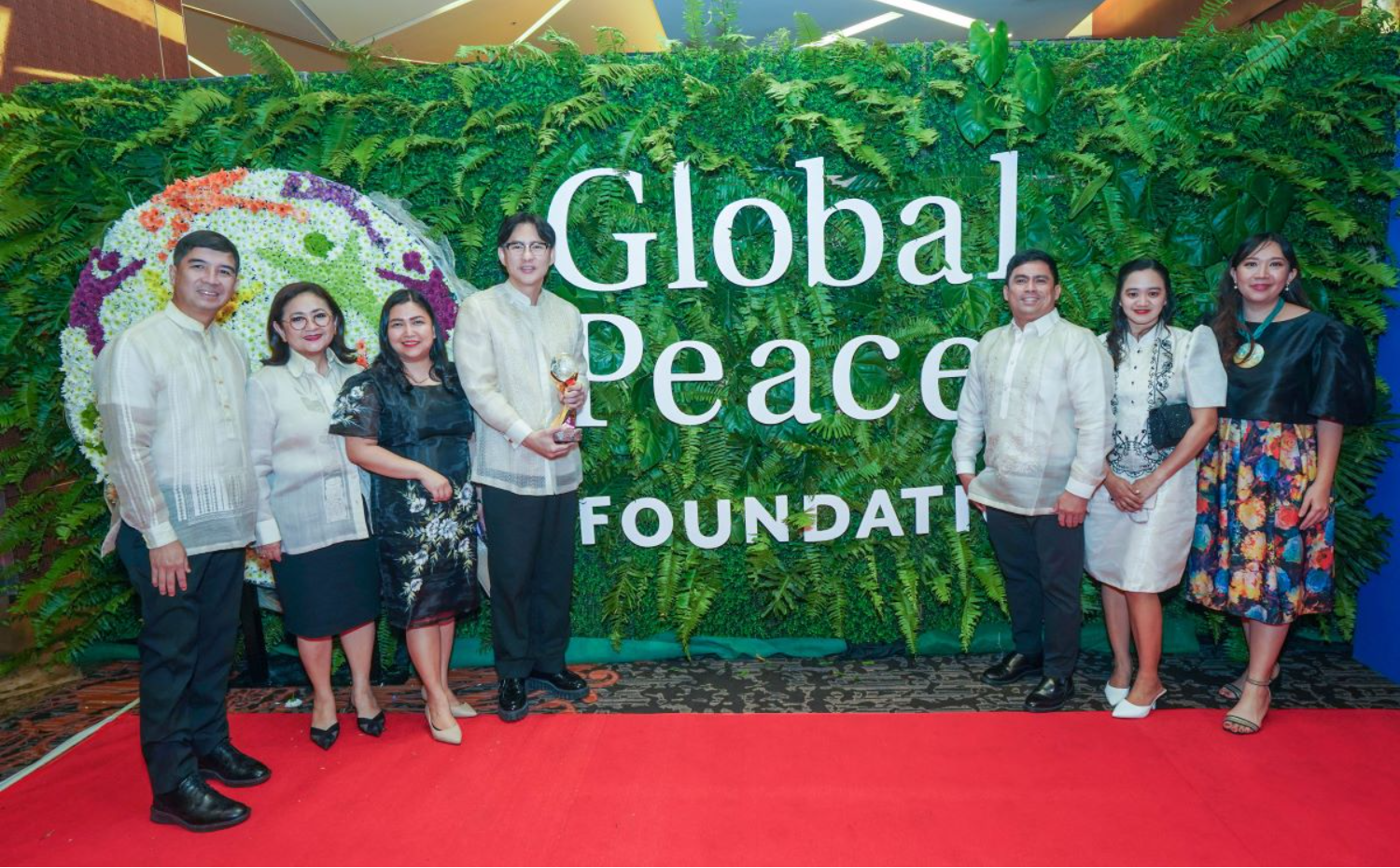 SM_Supermalls_President_Steven_Tan_4th_from_the_left_with_L_R_Senior_Assistant_Vice_President_Royston_Cabunag_Vice_President_for_Corporate_Marketing_Grace_Magno_Vice_President_for_Human_Resources_Cheryll