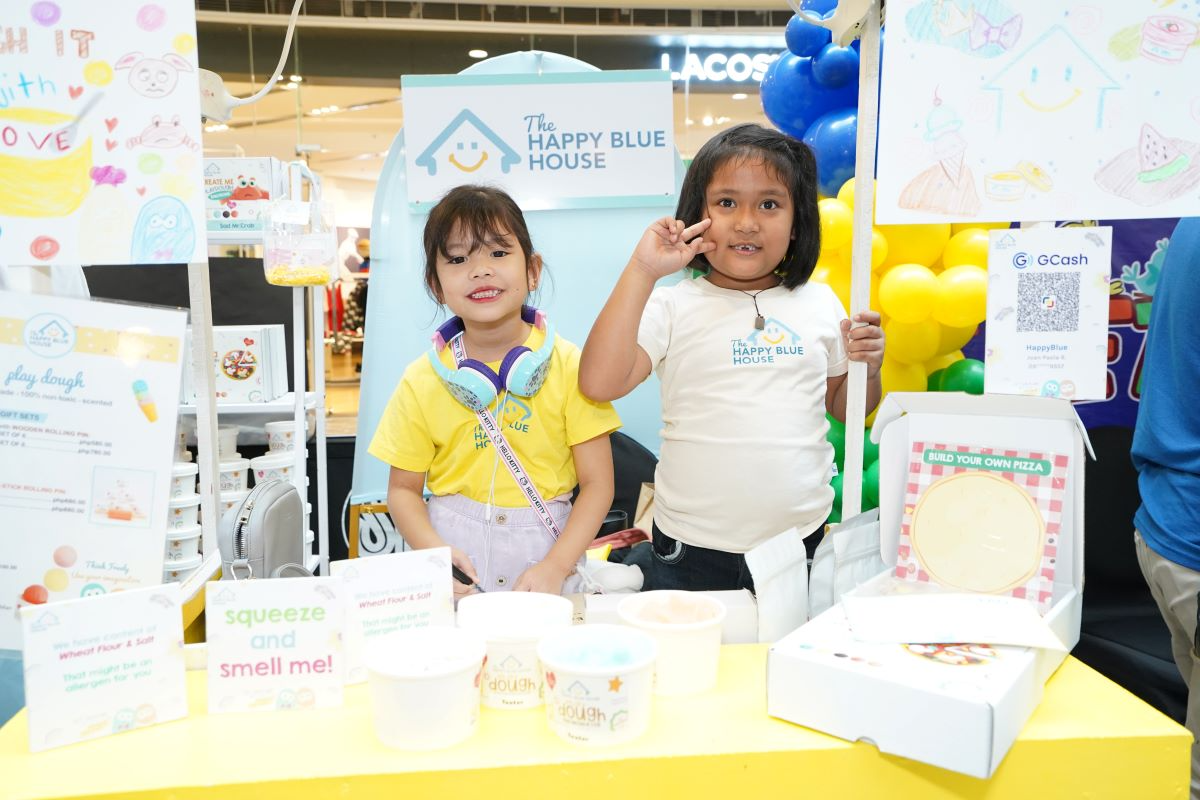 The_Happy_Blue_House_clinches_the_Best_Ad_award