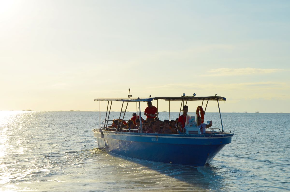 2_Cruise_Manila_Bay_at_sunset_creating_unforgettable_memories_with_loved_ones