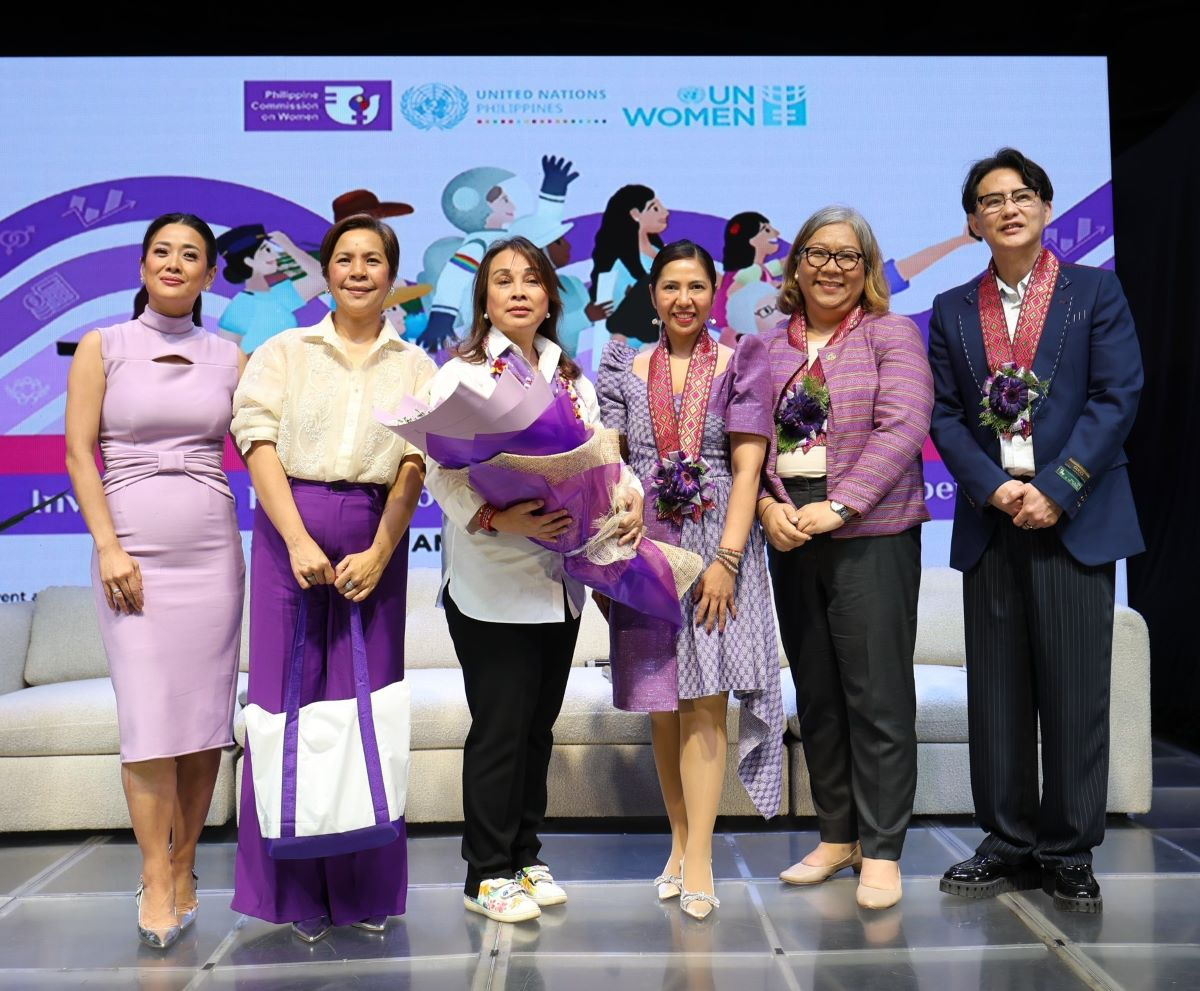 1_Keynote_speaker_Senate_President_Pro_Tempore_Loren_Legarda_third_from_left_with_from_right__SM_Supermalls_President_Steven_Tan_UN_Women_Country_Programme_Coordinator_Rosalyn_Mesina_Philippine_Commis
