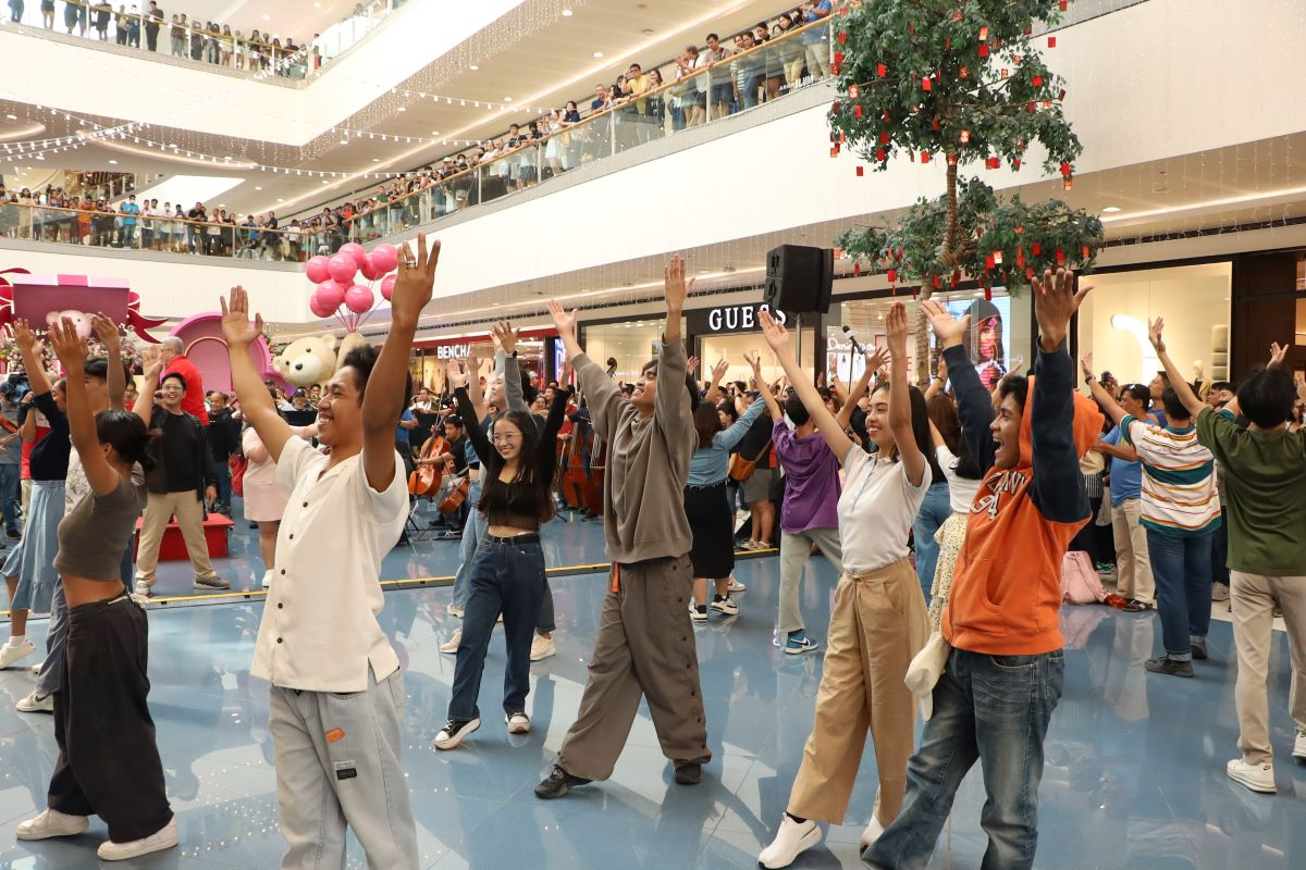 3_The_Ramon_Obusan_Folkloric_Group_with_Rondalla_captivates_the_audience_with_their_spirited_performance