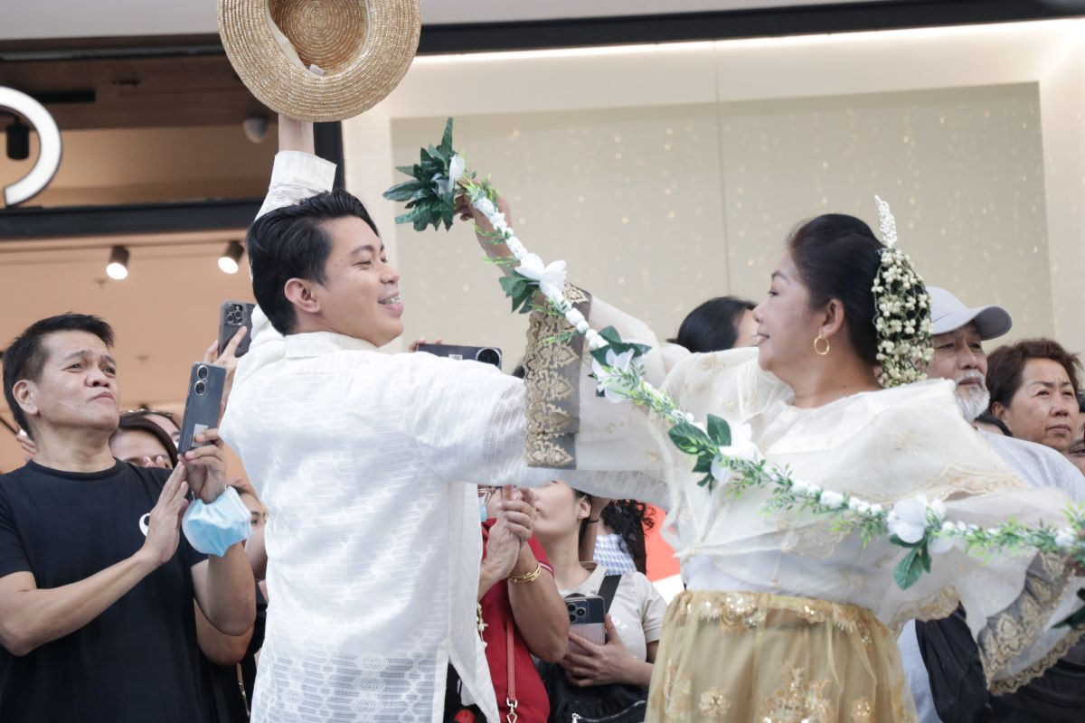 7_The_culturally_rich_performance_enchants_the_audience