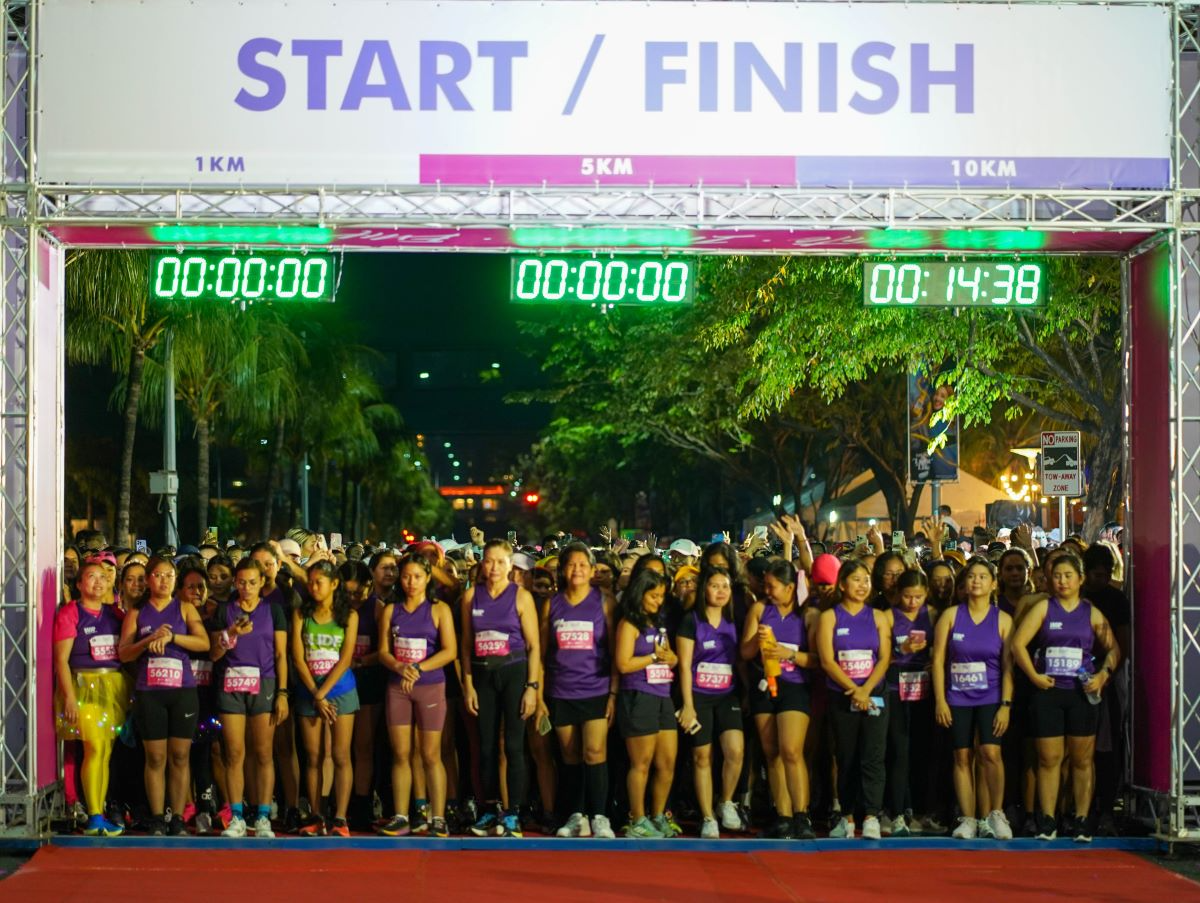 8_The_competitors_prepare_to_start_the_race_at_the_gunstart_anticipating_the_challenge_ahead