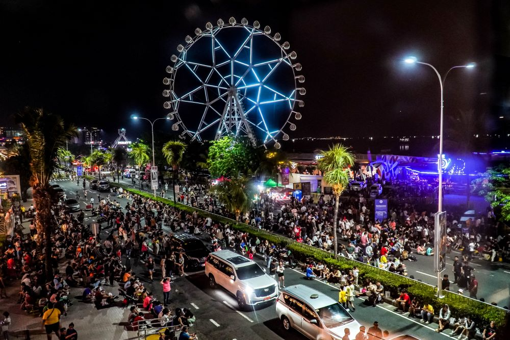 10_A_sea_of_people_gathers_under_the_iconic_SM_by_the_BAY_for_the_pyromusical_extravaganza_3