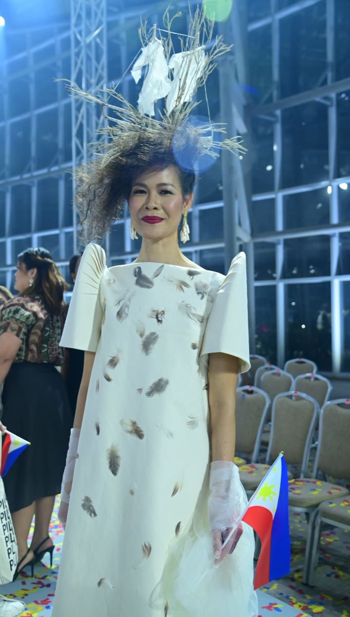 11_Model_Jo_Ann_Bitagcol_is_dressed_in_a_Jojie_Lloren_creation