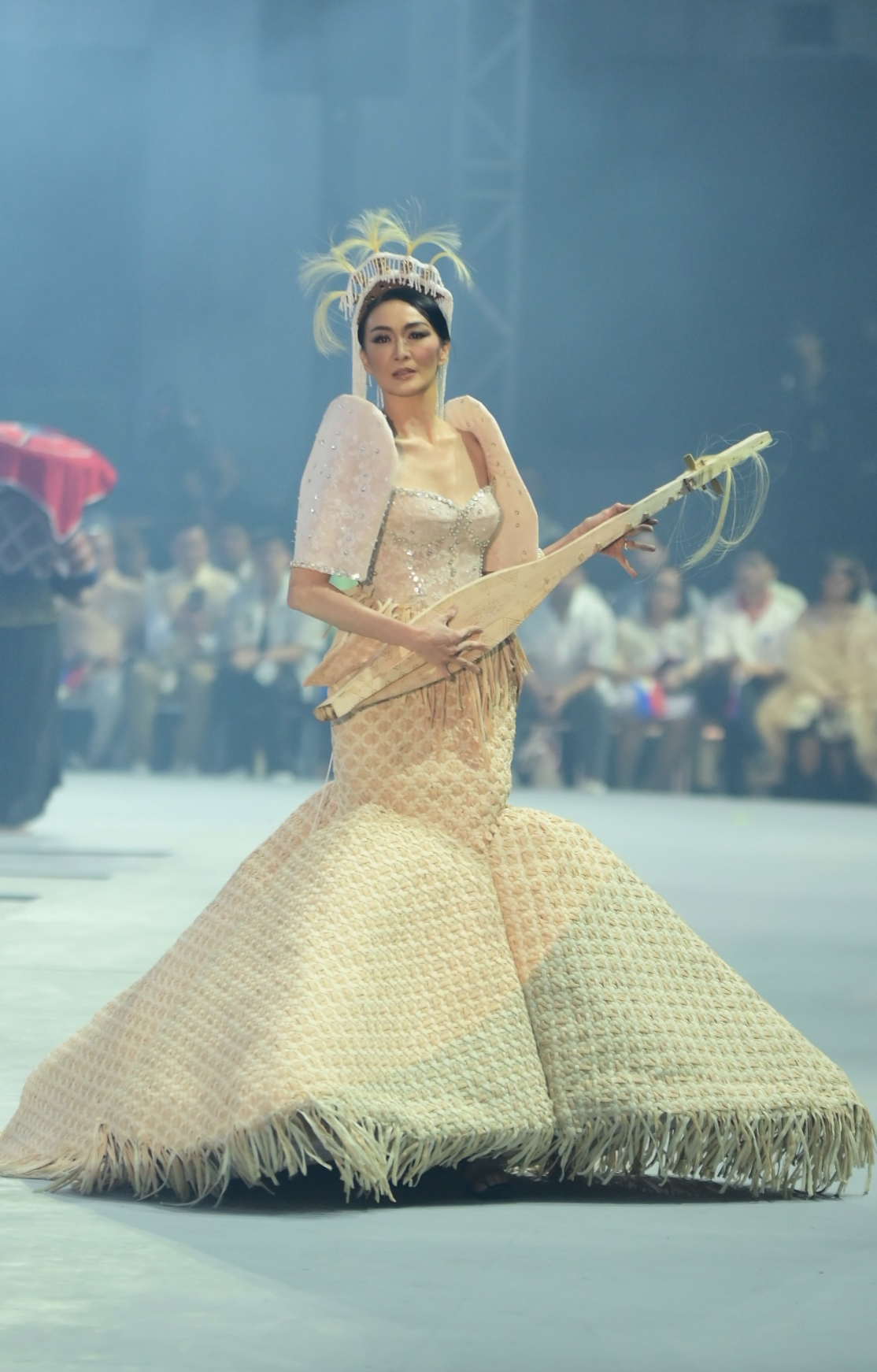 12_Model_Marina_Benipayo_wears_a_Jaggy_Glarino_design