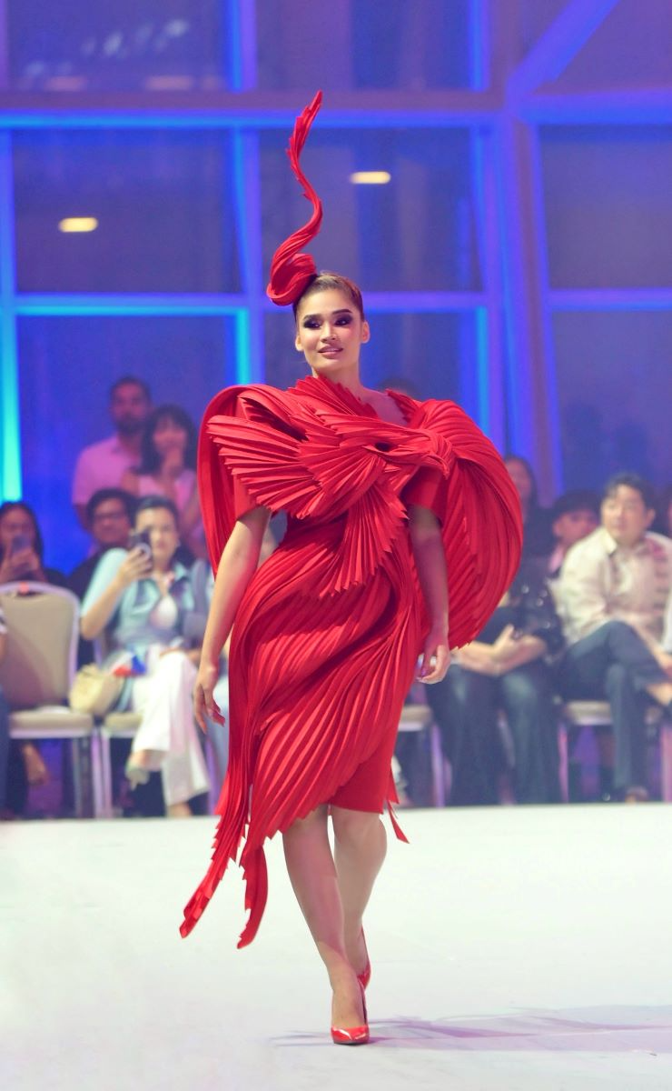 28_Cary_Santiago_unveils_Ikonograpiya_a_collection_inspired_by_the_Philippine_flag_and_iconic_national_symbols_