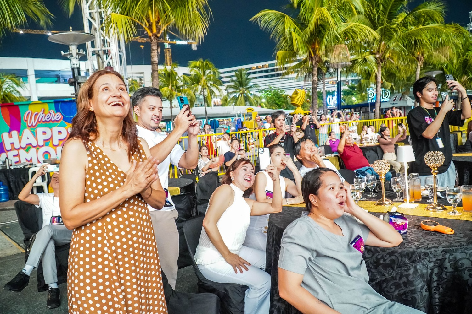 2_Audiences_are_captivated_by_the_dazzling_Pyromusical_display