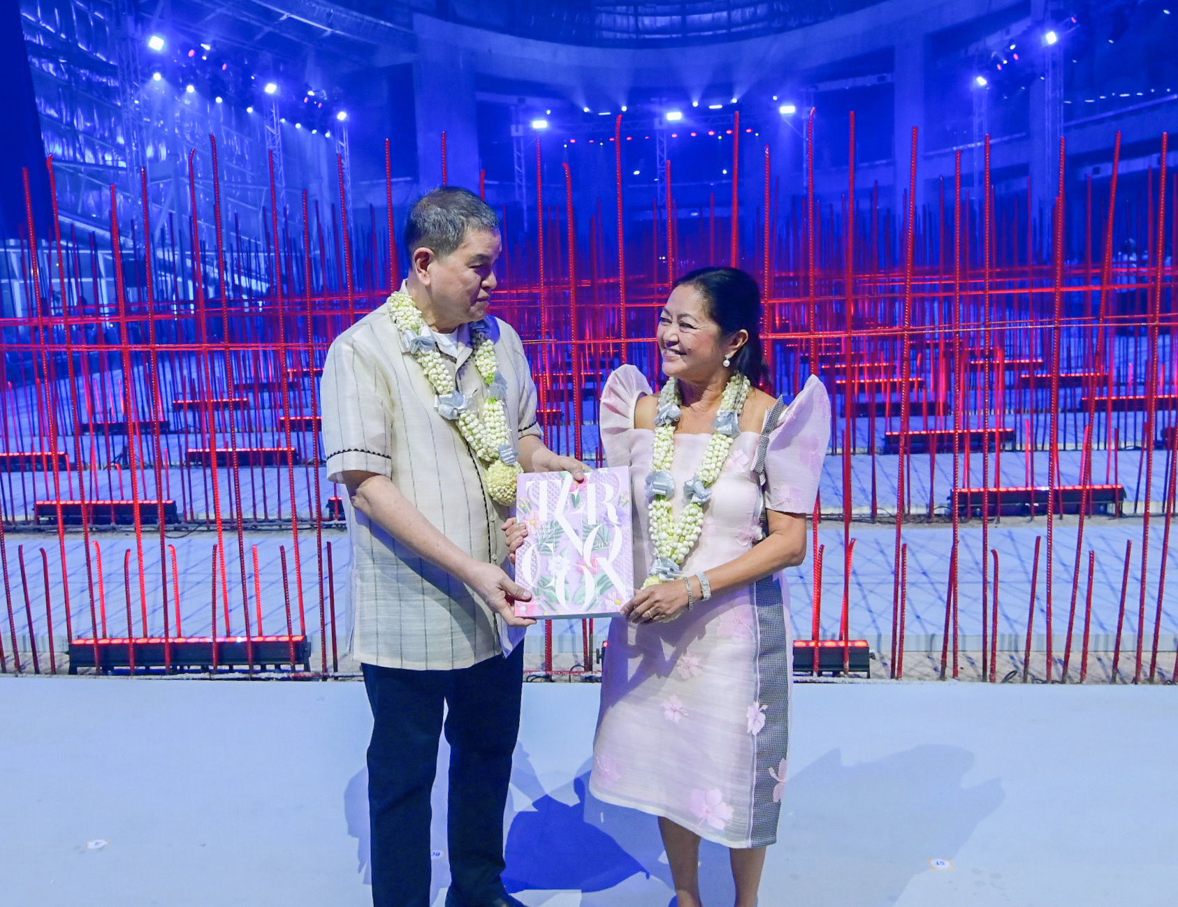 2_Bench_lifestyle_clothing_founder_Ben_Chan_presents_the_TernoCon_2023_Catalog_to_the_First_Lady_of_the_Philippines_Liza_Araneta_Marcos