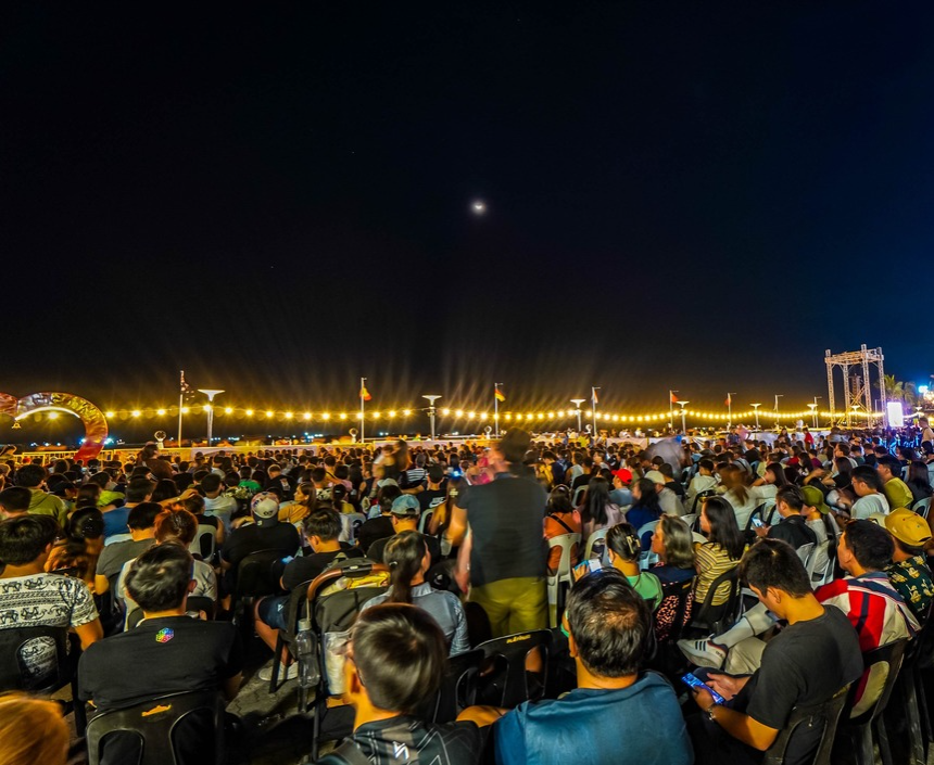 4_A_sea_of_fans_awaits_the_exciting_return_of_the_Pyromusical_at_SM_Mall_of_Asia