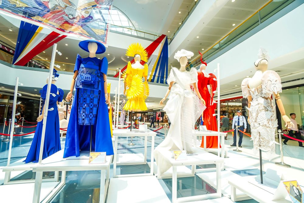 6_Cebu_based_couturier_Cary_Santiagos_collection_Ikonograpiya_draws_inspiration_from_the_colors_of_the_Philippine_flag_