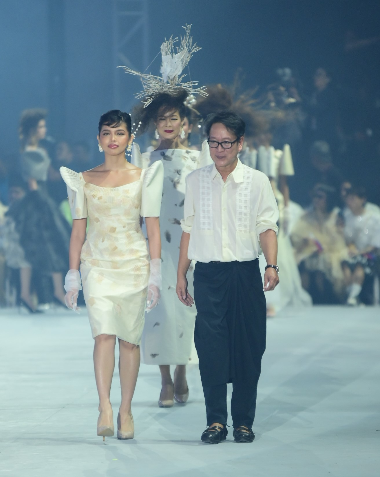 6_Fashion_designer_Jojie_Lloren_right_and_muses_TV_personality_Maine_Mendoza_left_and_model_Jo_Ann_Bitagcol_back