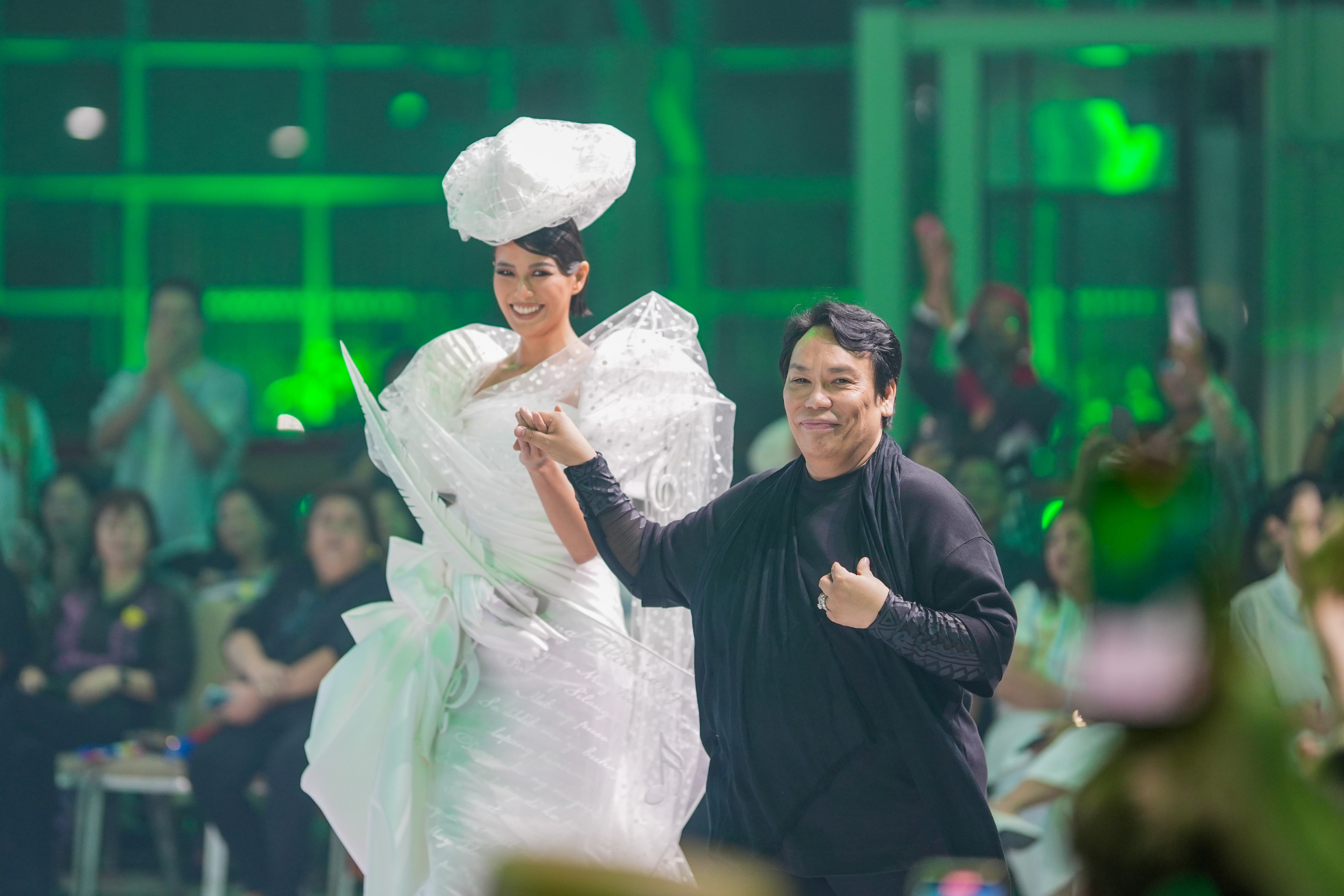 7_Fashion_designer_Cary_Santiago_right_with_muse_Miss_Universe_Philippines_2023_Michelle_Dee