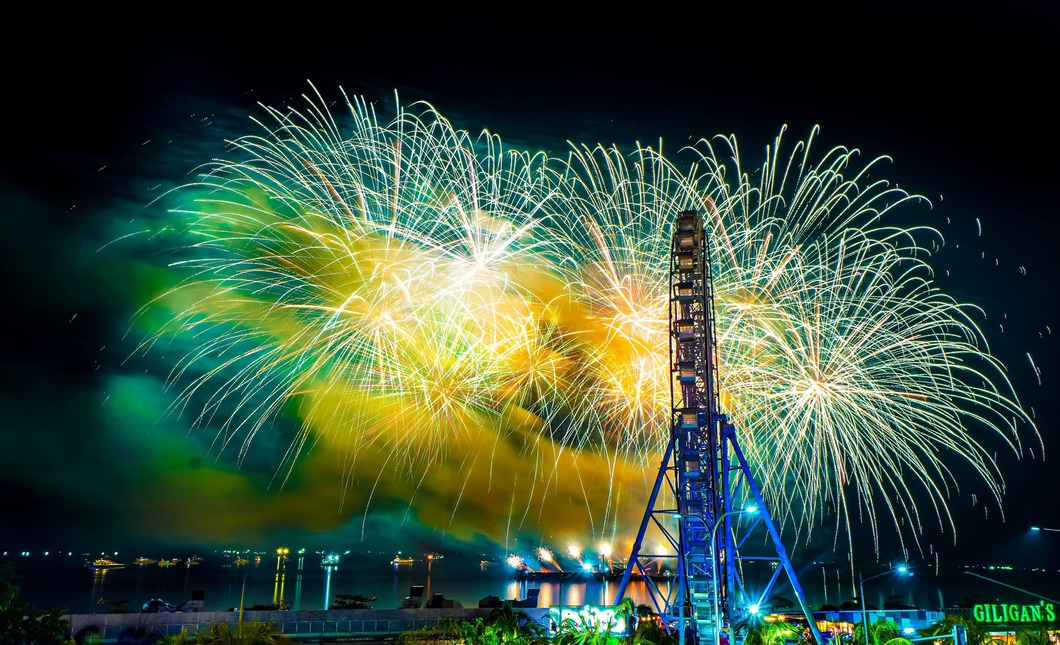 7_SM_Mall_of_Asia_By_the_BAY_creates_a_magical_atmosphere_for_the_pyromusical_competition