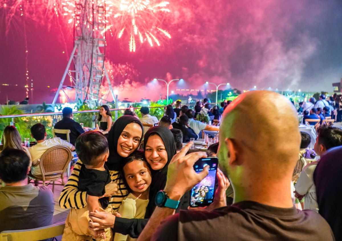 8_A_family_creates_lasting_memories_at_the_pyromusical