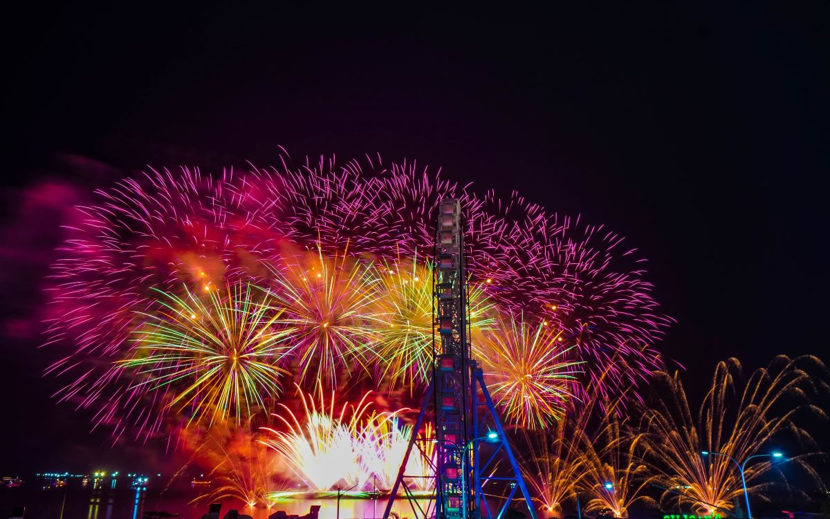 9_A_breathtaking_spectacle_unfolds_as_the_pyromusical_explodes_with_colorful_hues_against_3