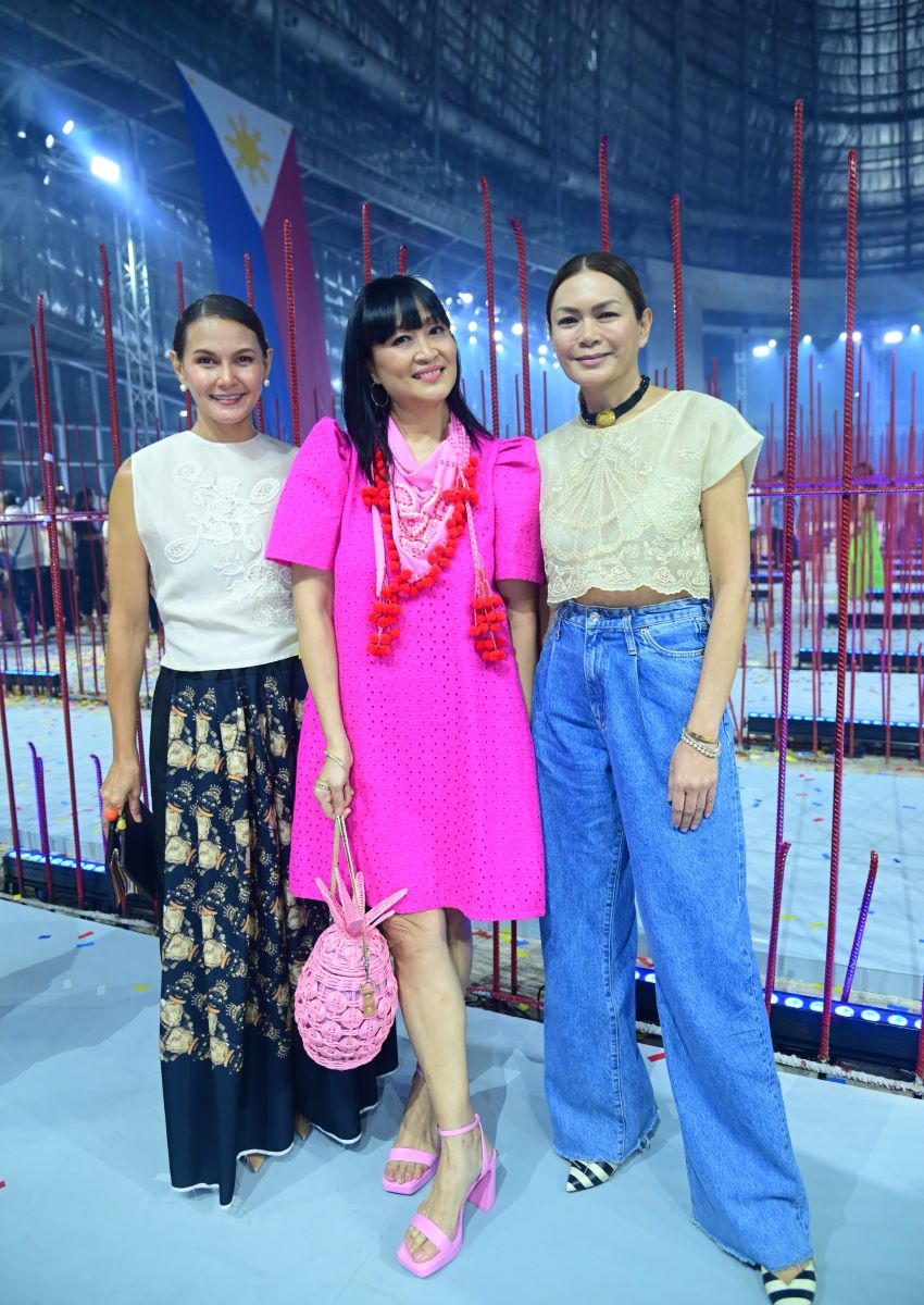 L_R_Model_Tweetie_De_Leon_digital_creator_Myrza_Sison_and_model_Apples_Aberin