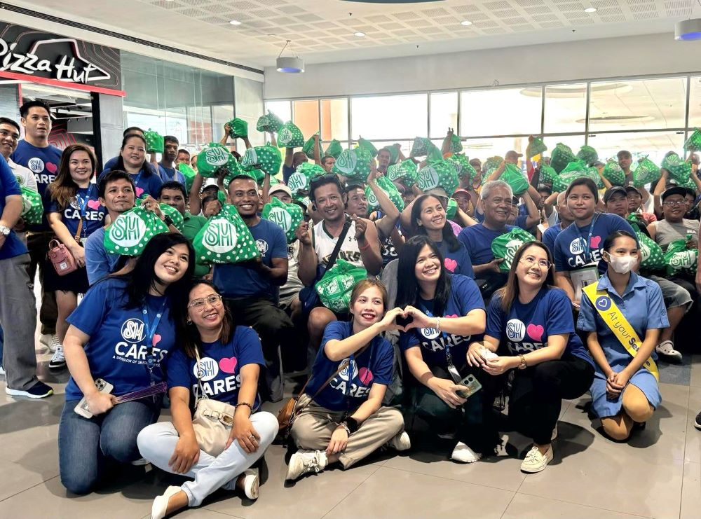 SM_City_San_Pablo_volunteers_share_a_heartwarming_moment_with_beneficiaries_from_Barangays_San_Roque_and_San_Rafael_in_San_Pablo_Laguna