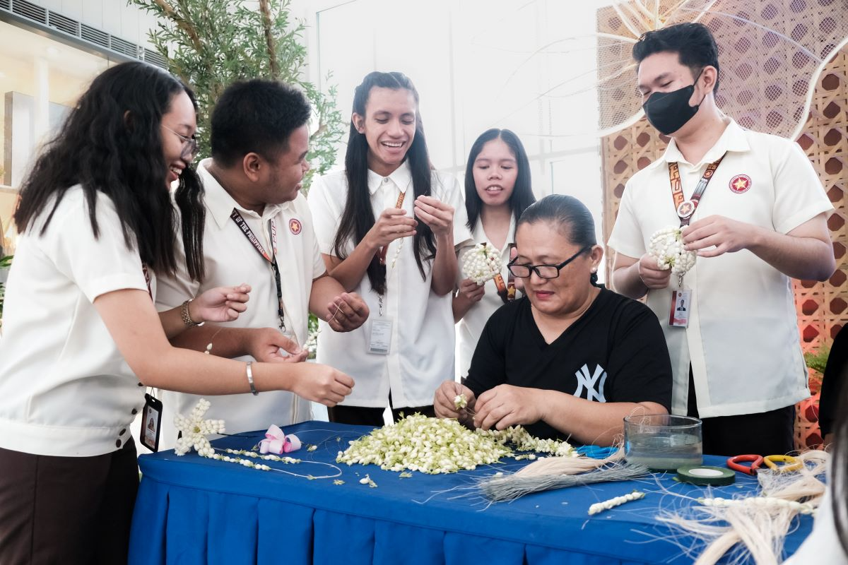 Students_get_a_hands_on_lesson_in_Sampaguita_garland_making