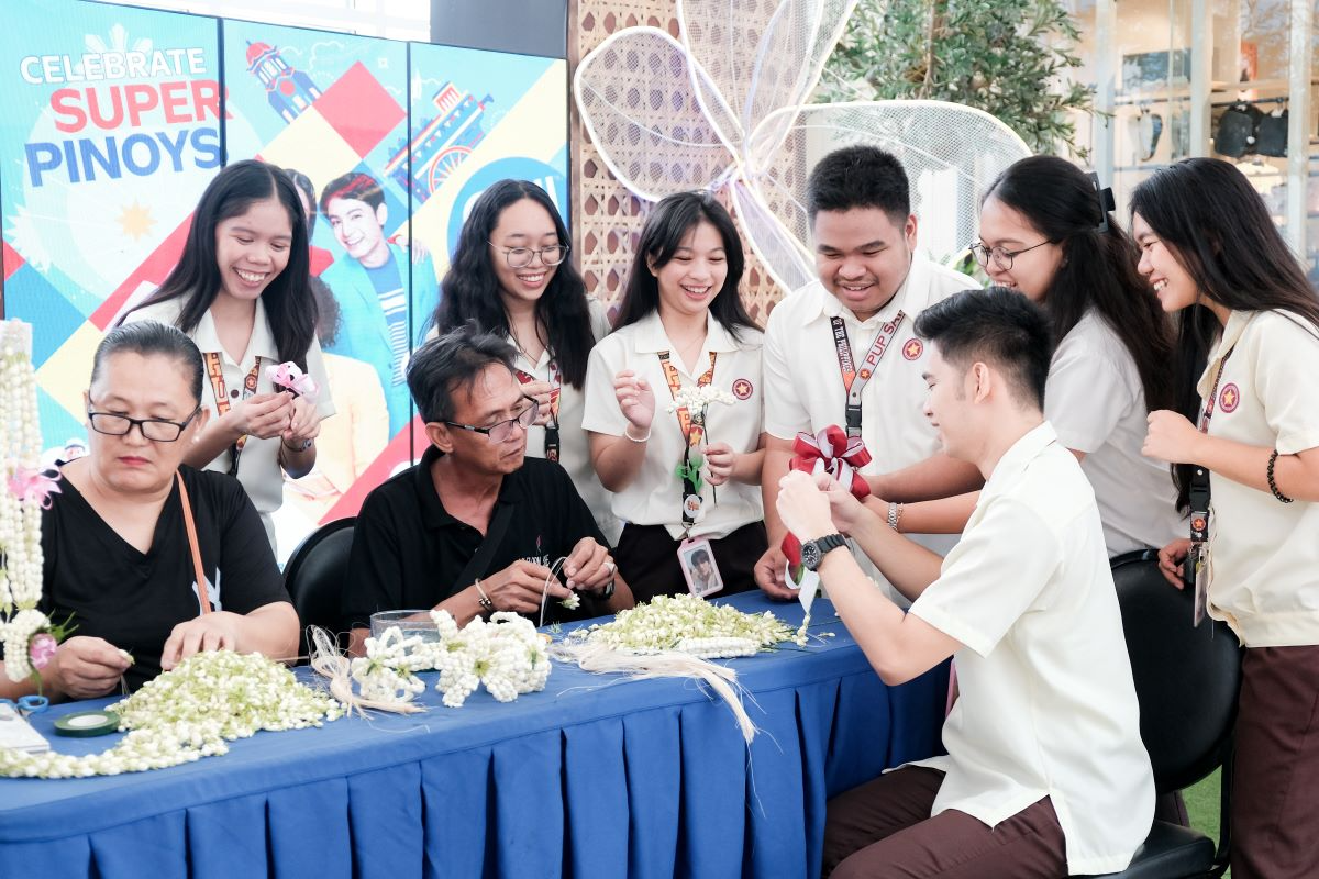 Students_of_the_Polytechnic_University_of_the_Philippines___San_Pedro_experience_the_art_of_garland_making_at_SM_Center_San_Pedro