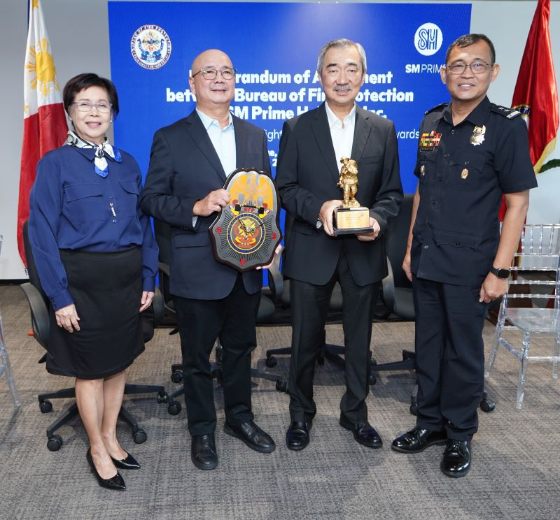 1_L_R__SM_Supermalls_Vice_President_for_Corporate_Compliance_Group_Liza_Silerio_SM_Prime_President_Jeffrey_Lim_SM_Prime_Chairman_of_the_Executive_Committee_Hans_Sy_and_Bureau_of_Fire_Protection_Dire_
