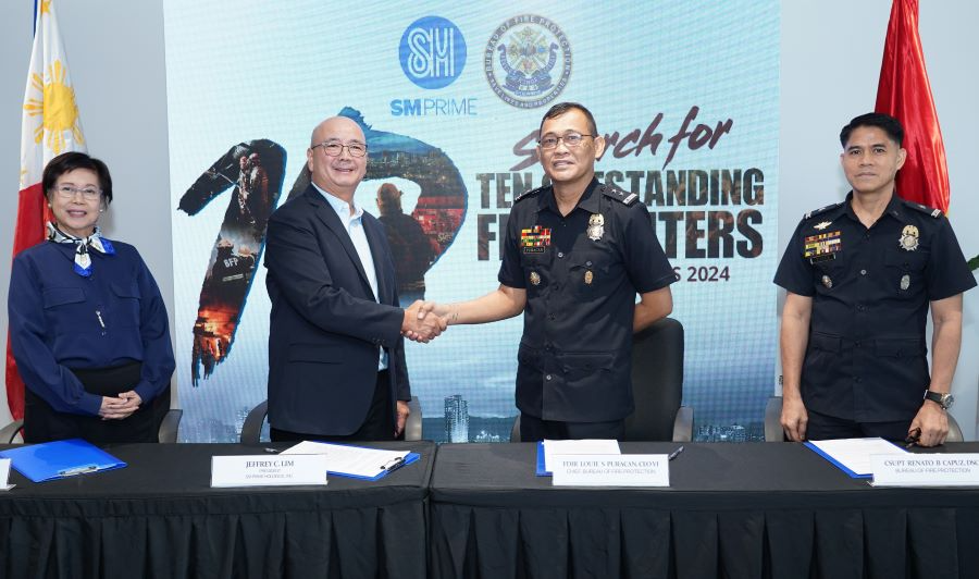 2_SM_Prime_President_Jeffrey_Lim_second_from_left_and_Bureau_of_Fire_Protection_BFP_Director_Louie_Puracan_second_from_right_shake_hands_to_signify_their_commitment_to_the_signing_of_the_Memorandum__