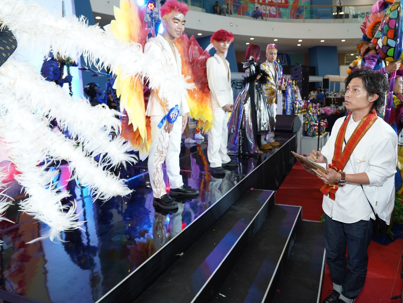 4_A_judge_from_the_Asia_Pacific_Hairdressers_Cosmetologists_Association_evaluates_contestants_in_the_Unisex_Hair_Styling_Category