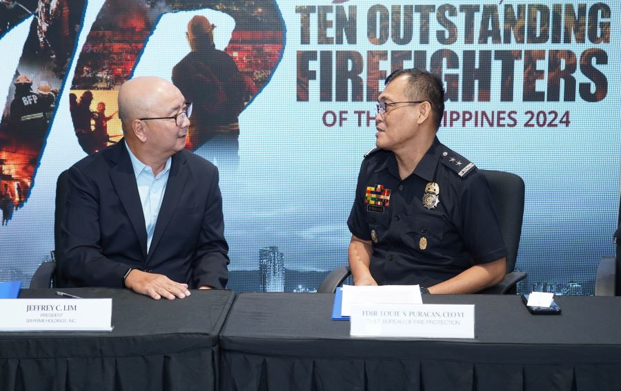 4_SM_Prime_President_Jeffrey_Lim_and_Bureau_of_Fire_Protection_Director_Louie_Puracan_engage_in_a_discussion_on_further_enhancing_fire_safety_measures_during_the_Memorandum_of_Agreement_