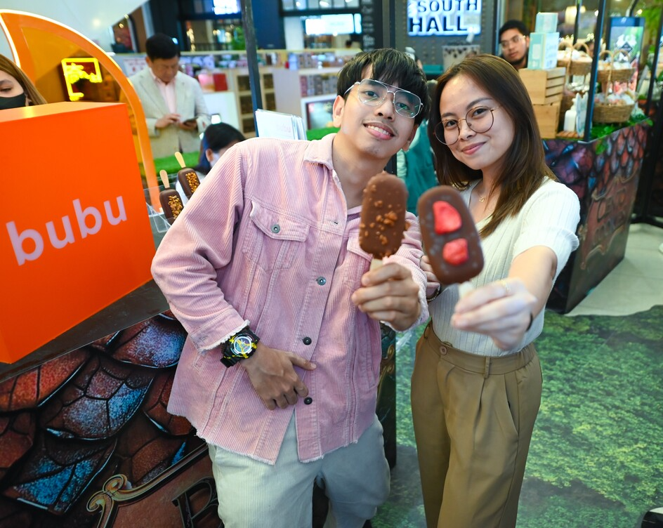 8_Guests_enjoy_Bubu_Bars_handcrafted_100__vegan_ice_cream_dipped_in_Auro_s_mouthwatering_dark_chocolate