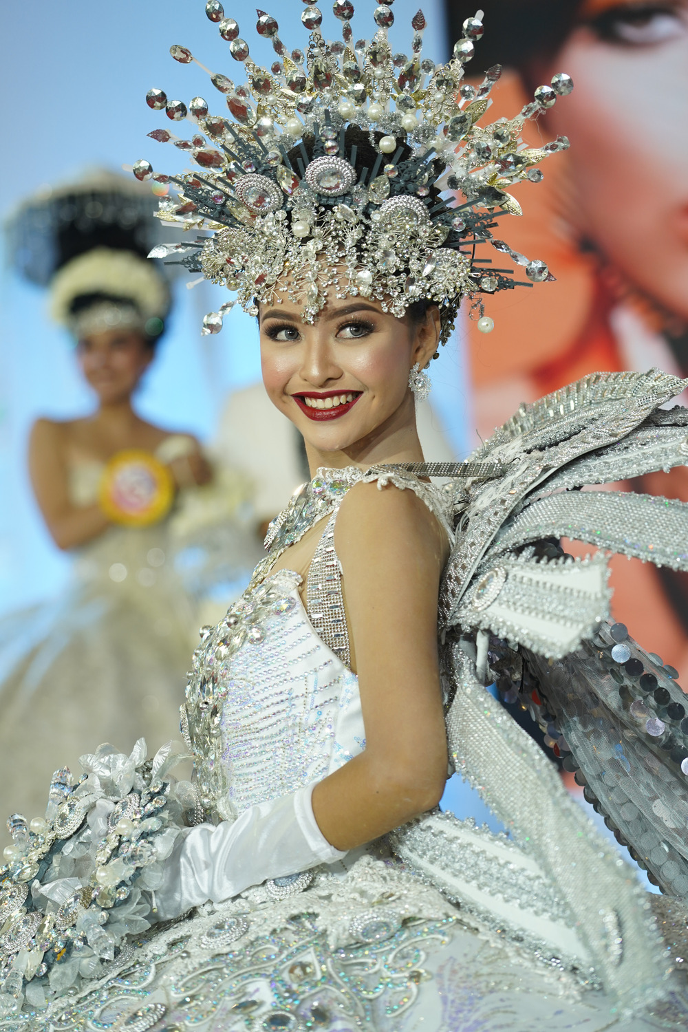 9_A_Bridal_Makeup_Category_finalist_is_serving_modern_bridal_beauty