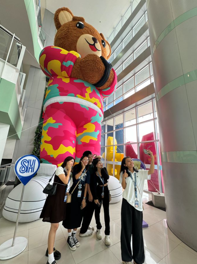 Strike_a_pose_with_Dash_like_these_cool_students_and_dominate_your_social_media_feeds_