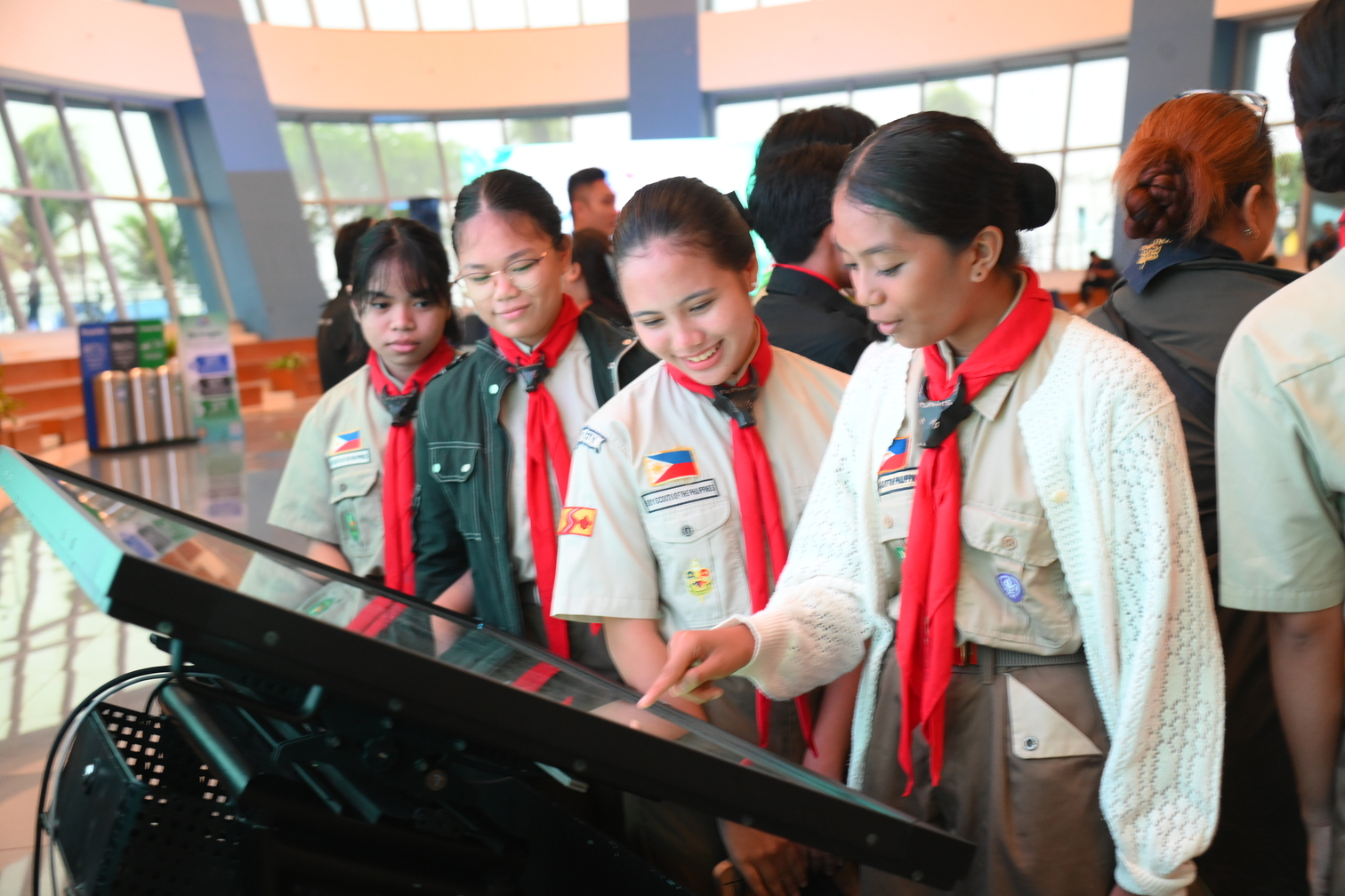 Girl Scouts of the Philippines members commit to #SMWasteFreeFuture | SM Supermalls
